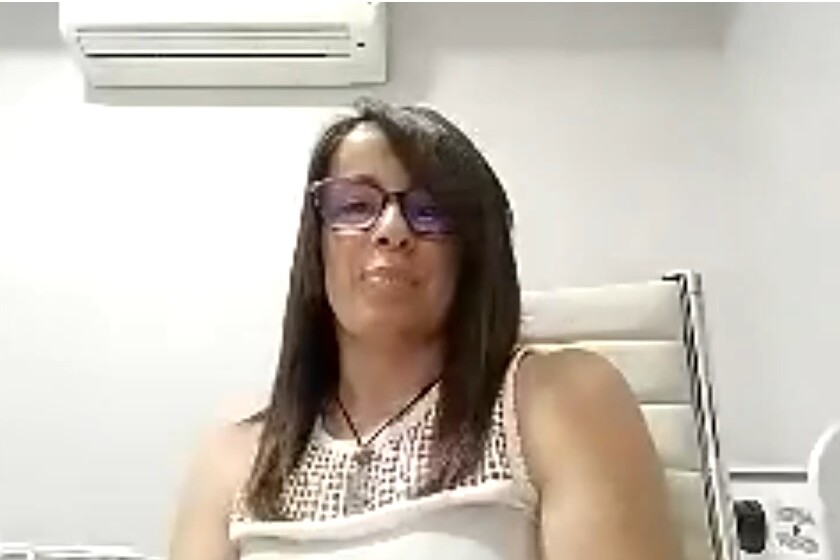 Nuria Peñalver Hoyos hablando en la videoconferencia del taller