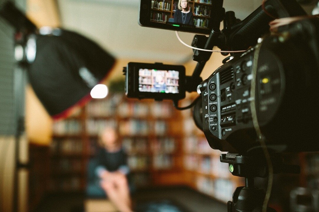 cámara de video grabando a una mujer