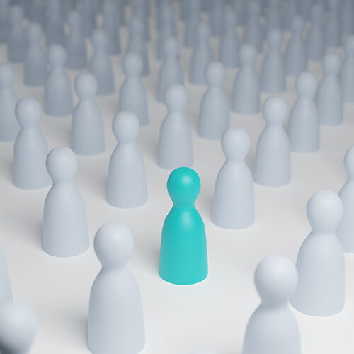 fichas de personas en fila y una destaca por su color verde