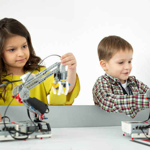 dos niños jugando con legos