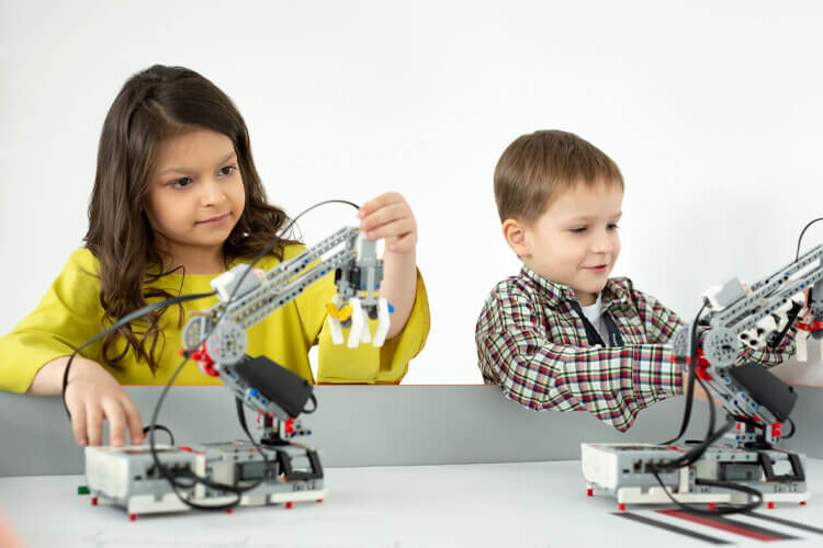 dos niños jugando con legos