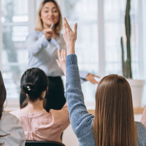 Chica dando la vez en una charla
