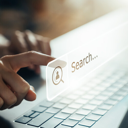 dedo señalando en una pantalla virtual