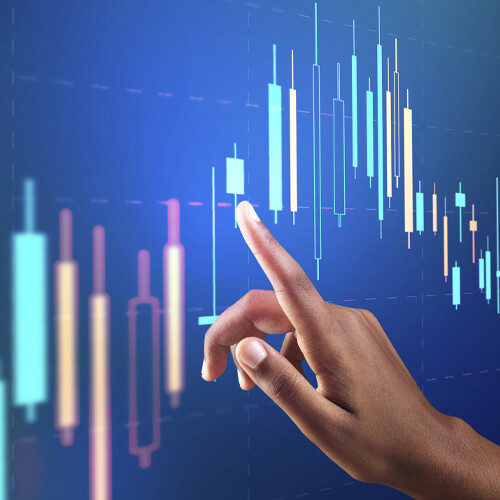mano señalando gráficas de trading