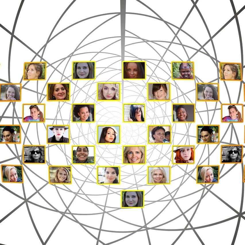 collage de pequeñas fotografías de mujeres