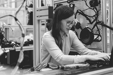 fotografia en blanco y negro de una mujer trabajando con un portatil