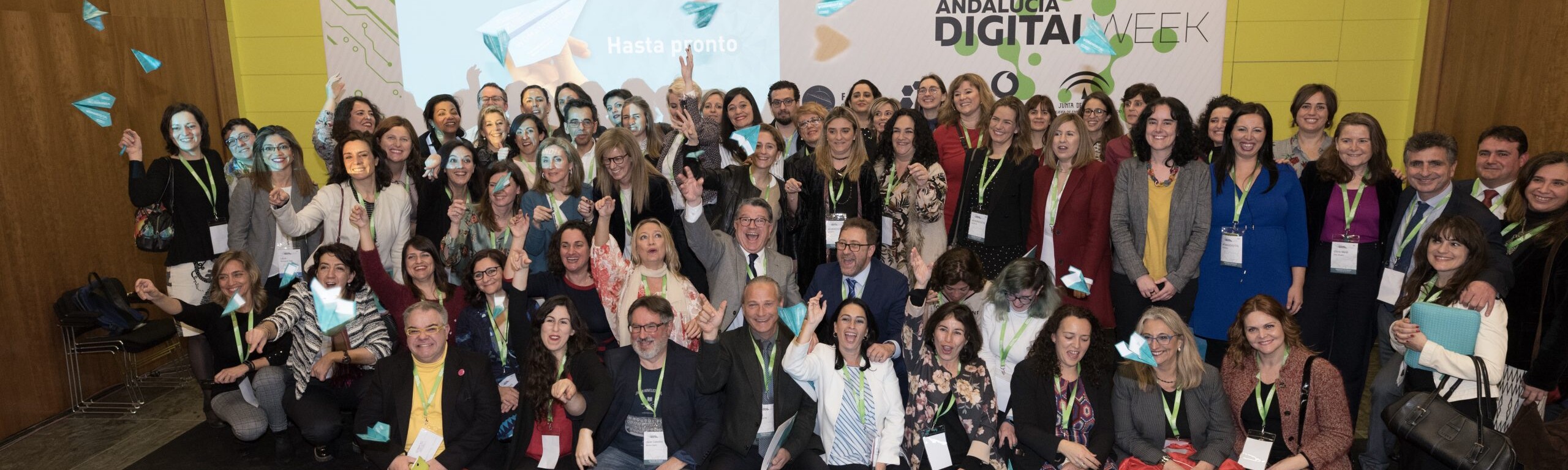 Participantes de la Jornada Womandigital posando ante un photocall del evento Andalucia Digital Week