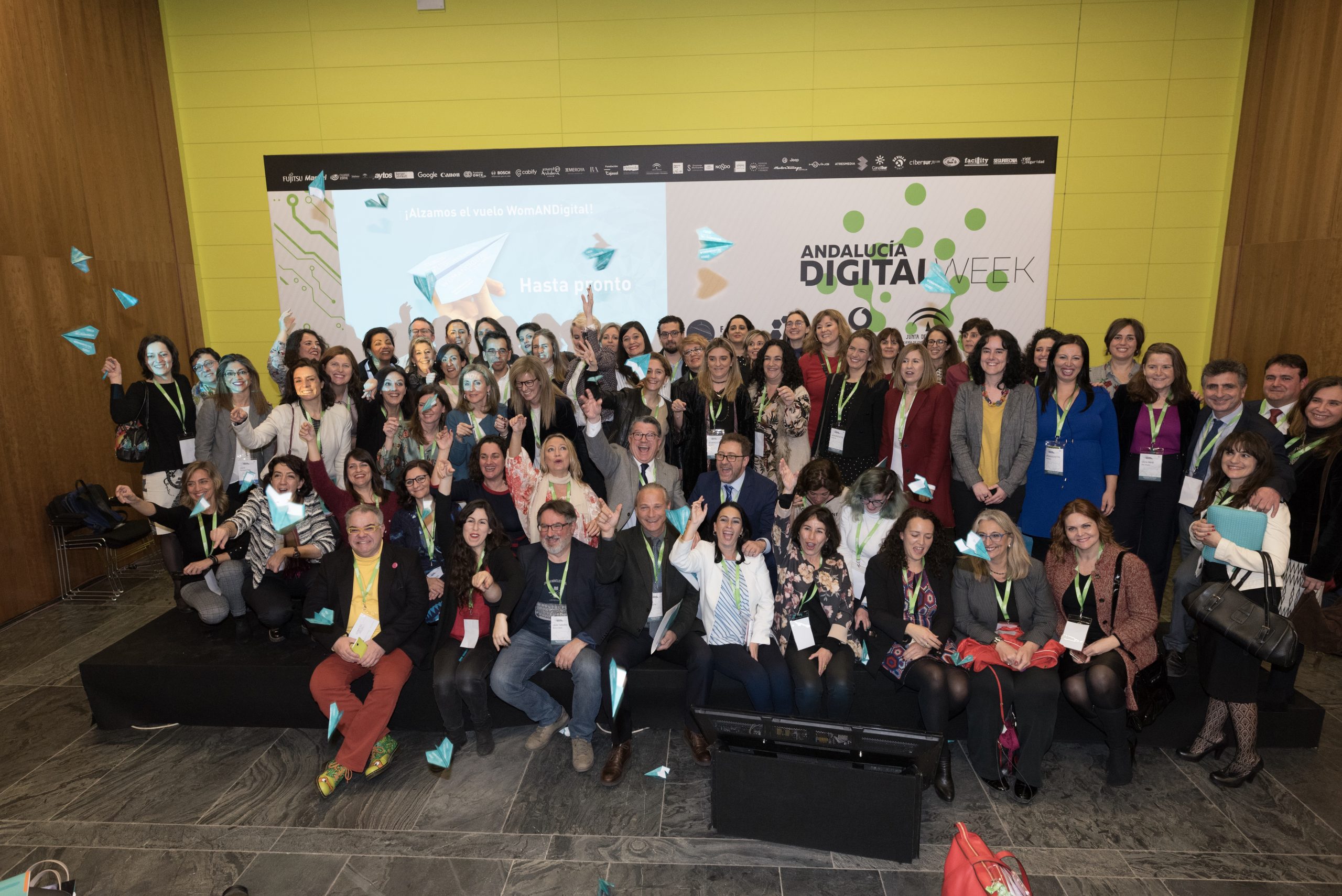 Participantes de la Jornada Womandigital posando ante un photocall del evento Andalucia Digital Week